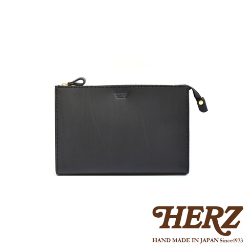 黑色皮革手拿包，設有金色拉鍊和拉鍊頭。包身簡潔，帶有品牌壓印標誌。