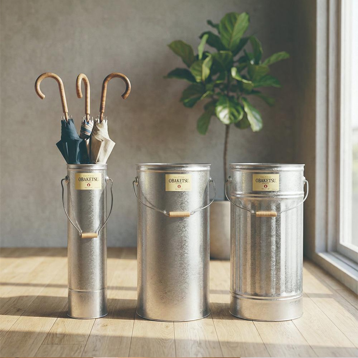 OBAKETSU 鍍鋅鋼手工製傘桶，有平面和花紋兩款，適合玄關收納雨傘。