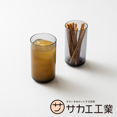 SAKAE 公司的 UENOSUKE SHITANOSUKE 二合一可蓋水杯 L 尺寸，玻璃杯中裝有冰塊與飲料，另一玻璃杯則裝有蘇打餅乾。