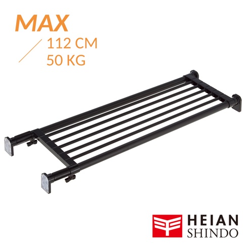 黑色金屬材質的獨立腳伸縮桿層架，設有數條平行桿，兩端有方形底座，最大可伸縮至 112 公分，承重上限為 50 公斤。