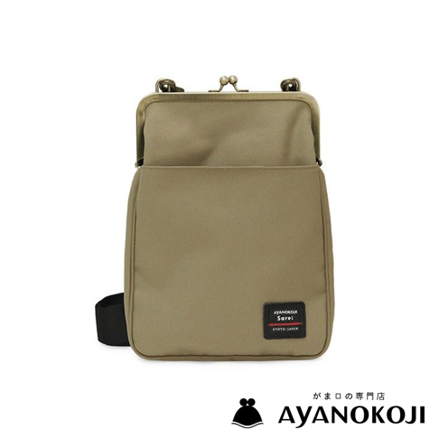 AYANOKOJI Sarei 機能布直式口金斜背包，卡其色，品牌標籤上印有日文「がま口の専門店 AYANOKOJI」。