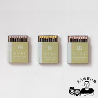 三個「hibi」品牌香氛火柴禮盒，皆為淺綠色紙盒裝，內含多支火柴，火柴頭顏色分別為粉紅色、黃色及粉紅色。