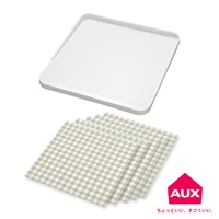 白色方形防溢大砧板，邊緣有淺淺的凹槽，下方疊放著數張米白色格紋的砧板防汙紙。