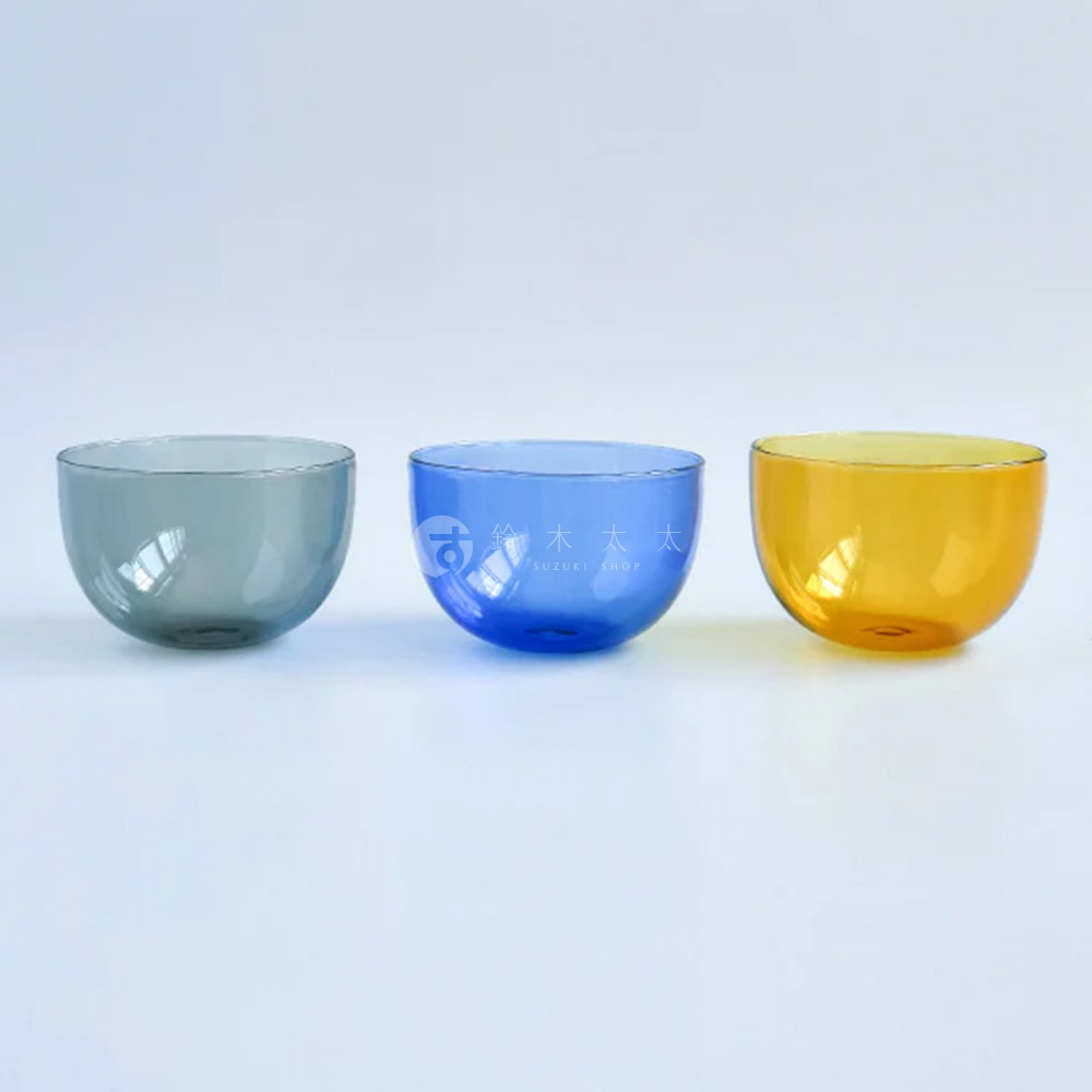 三個 LAGOM 清透復古圓潤點心碗，分別為灰色、藍色和黃色，皆為玻璃材質。