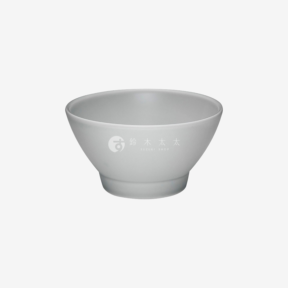 一個淺灰色的波佐見燒飯碗，碗身呈錐形，底部有階梯狀設計，碗壁上有「SUZUKI SHOP」的白色標誌。