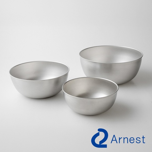 Arnest 逸品物創 防刮不鏽鋼調理碗，呈現三個大小不同的銀色不鏽鋼碗，以純白背景拍攝。