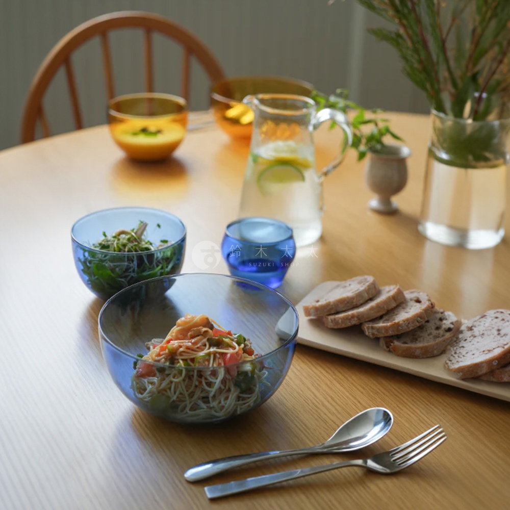 LAGOM 清透復古圓潤點心碗，藍色玻璃材質，碗內盛有蕎麥麵和番茄丁。背景還有其他顏色的碗、水壺和麵包。