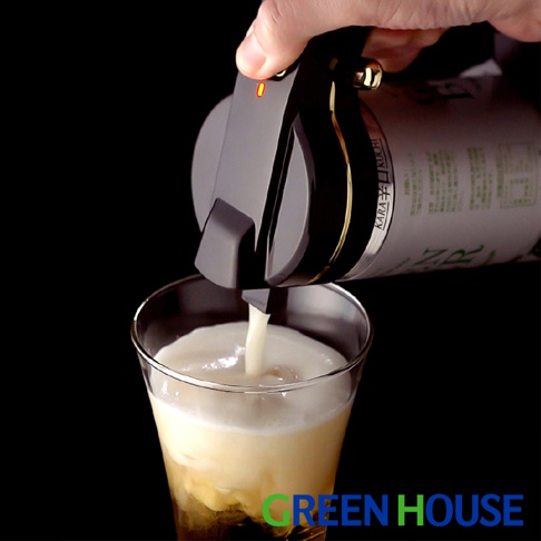 手持黑色金屬質感的啤酒金泡機，將細緻綿密的啤酒泡沫注入透明玻璃杯中，杯中啤酒呈現金黃色，底部有部分啤酒液體。