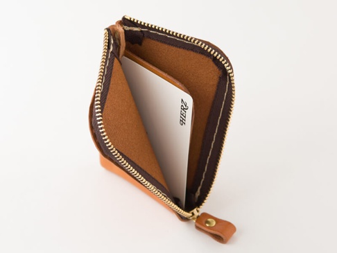 職人手作皮革分隔收納迷你錢包 (KK-2)，採用棕色皮革製成，設有金色拉鍊及同色系皮革拉環。錢包內有白色卡片，展示其分隔收納功能。