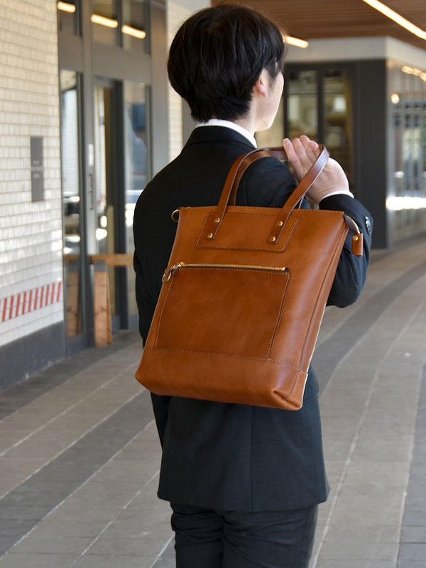 革色チョコ。メンズ着用(身長:180cm)。
スーツにも合わせられるのでビジネス用としてもお勧めです。