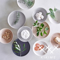 koudai 美濃燒高腳平盤，共四色，包括淺灰、灰、粉色與深灰。盤面有細緻的放射狀紋理，部分盤中盛有食材，如開心果、奶油起司、香料葉、蛋白霜、香腸片及蛋糕。