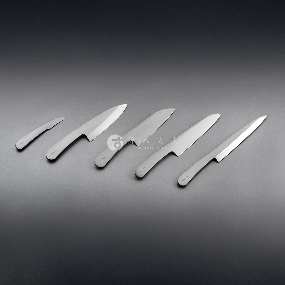 志津匠 Nude+ 系列五把銀色金屬廚刀，由小到大排列，展示於灰色背景上。