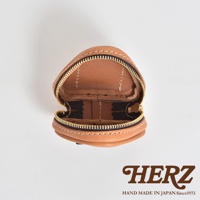 職人手作皮革小物收納包，三角飯糰造型，採用淺棕色皮革，配有金色拉鍊，開放式設計，內部隔層清晰可見。