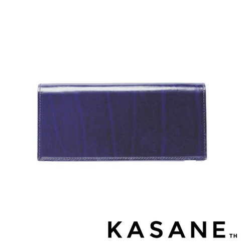 KASANE 品牌午夜藍 Rugato 皮革長夾，表面帶有細緻的皮革紋理