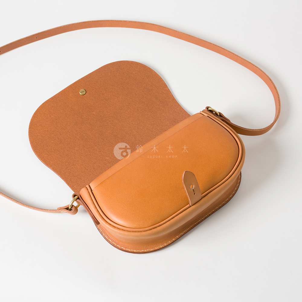 職人手作皮革迷你馬鞍包，淺棕色，翻蓋設計，附可調整長度的皮革背帶。