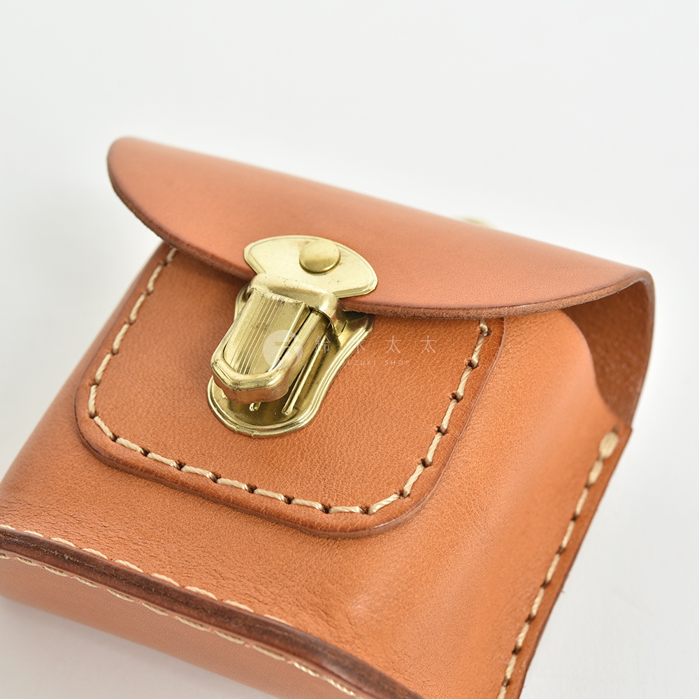 職人手作皮革耳機收納包KF-4，採用淺棕色皮革，搭配金色金屬鎖扣，縫線清晰，造型簡約。