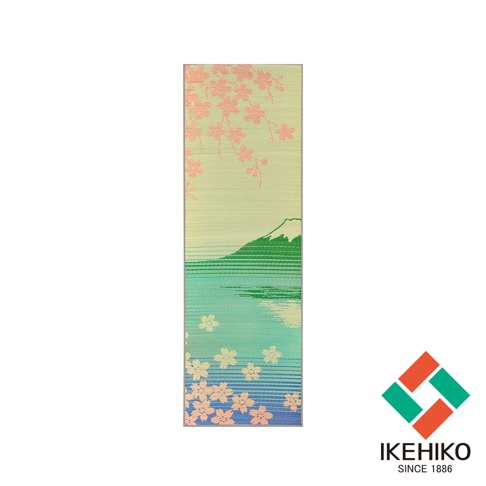 藺草榻榻米瑜珈墊，設計為富士山與櫻花圖案，背景為淡綠色，富士山為綠色，下方水面為藍綠色，點綴粉色櫻花圖案。