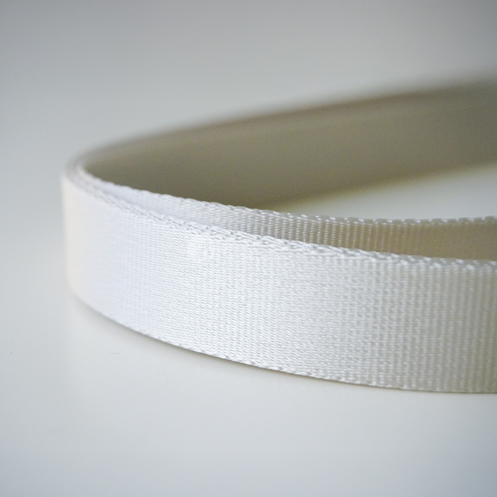 白色織帶的特寫，帶有細緻的織紋