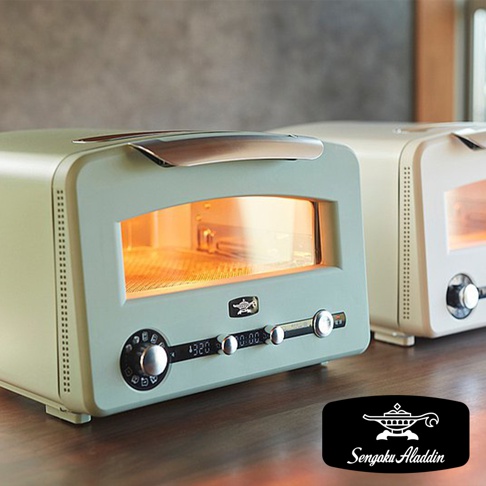 復古簡約白的兩層式烤箱，配有銀色提把、圓形旋鈕和數位顯示螢幕，內部烤架正在加熱。