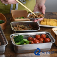Arnest 不鏽鋼多功能濾網保鮮盒3件組，展示一個餐盒內裝有番茄、花椰菜，另一個餐盒內有根莖類蔬菜，以及一個裝有玉子燒的盤子，皆為日本製廚房備料與收納用品。