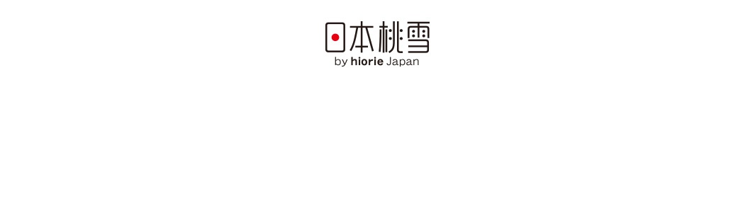 白色背景中央呈現品牌標誌，左側為一個邊框內含紅點的方形圖示，右側為深色字體的日本桃雪品牌名稱，下方則標註較小的 by hiorie Japan 字樣。
