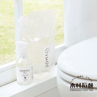 透明塑膠噴瓶裝有 SOMALI 泡沫式馬桶清潔劑，旁邊有一個較大的補充包，背景是窗戶和馬桶。