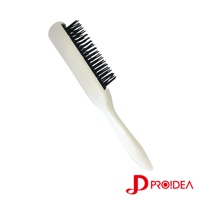 白色塑膠手柄的防靜電美髮梳，梳頭有密集的黑色尼龍梳齒。