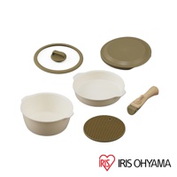 多功能可拆式陶瓷不沾平底鍋6件組，包含兩個米白色陶瓷鍋、一個透明玻璃鍋蓋、一個米白色鍋蓋、一個木紋把手，以及一個蜂窩狀隔熱墊。