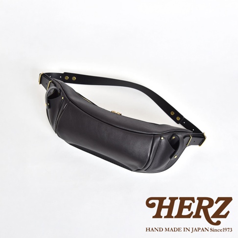 HERZ 職人手作黑色皮革大容量斜背包