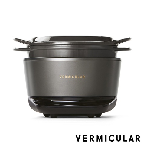 日本Vermicular IH琺瑯鑄鐵鍋，鍋身呈現深灰色，帶有兩個側邊提把，鍋蓋為黑色。