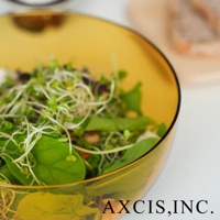 LAGOM 清透復古圓潤點心碗-L，琥珀色，玻璃材質，盛裝著新鮮的沙拉，碗身呈現光滑的質感。