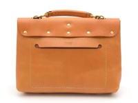 職人手作皮革雙扣三用後背包 (CW-137) MH，採用天然棕色皮革製成，正面有兩個金屬圓釘和一個方形外袋，上方設有提把及兩個金屬扣環。