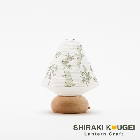 白色紙質燈罩，印有綠色線條圖案，包含小動物、花草及樹枝。燈座為圓形木質，淺木色。