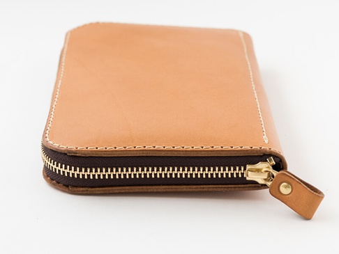 職人手作皮革大容量拉鍊長夾 (WL-5)，採用天然皮革製作，呈現溫潤的淺棕色，搭配金色拉鍊和皮革拉環，縫線清晰，整體風格簡約大方。