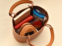 ランチバッグ(Q-34)に収納してみました。おにぎりポーチ(KF-3)と一緒に入れているだけで、カバンの中も映えます。