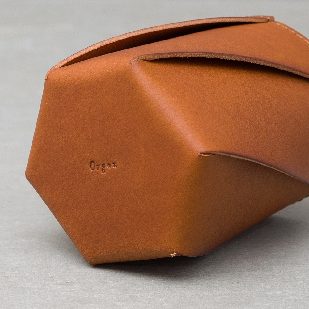 皮革製六角形收納筆筒，展現自然皮革紋理與鞣製質感，品牌標誌「Organ」壓印於側面。