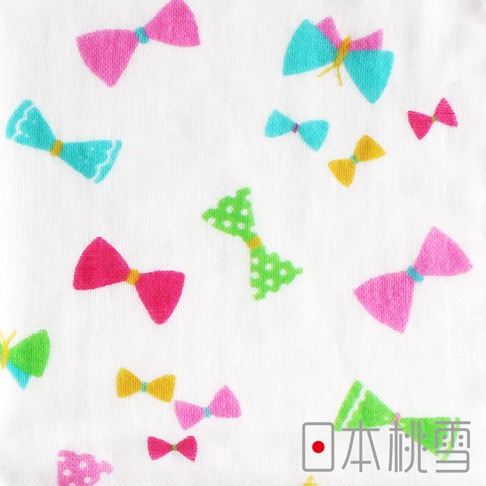 紗布浴巾，白色底布印有粉紅、綠色、蒂芬妮藍及黃色等色系的蝴蝶結圖案，部分蝴蝶結為綠色波點設計，材質為紗布。