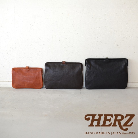 職人手作皮革Organ手拿包，展示三種尺寸，顏色分別為棕色、深棕色和黑色，均為皮革材質，設計簡約。