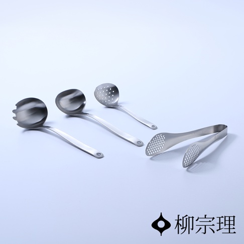 這張照片展示了柳宗理系列的四款不鏽鋼廚房料理用具，包含一個帶有開槽設計的湯勺、一個普通湯勺、一個小型過濾漏勺，以及一對帶有孔洞設計的料理夾，所有器具皆呈現簡約的金屬質感，右下角印有柳宗理品牌標誌與文字。
