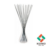 一束約30公分的深綠色天然藺草，插在透明玻璃花瓶中，草葉向上延伸，背景為純白色。