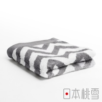今治北歐毛巾，灰色與白色相間的鋸齒狀幾何圖案，柔軟純棉材質，對折疊放。