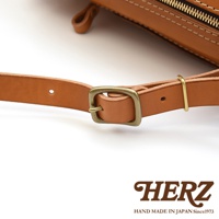 職人手作皮革長方型多口袋後背包 R-17，採用 tan 色皮革，配有黃銅色金屬扣環和拉鍊。