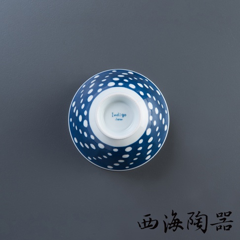 波佐見燒藍丸紋輕量飯碗，藍色碗身佈滿白色圓點，碗底中央有「Indigo Japan」字樣。