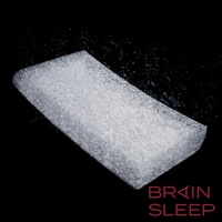 白色網狀材質的腦眠科技枕，置於黑色背景上，部分區域有水珠反光。