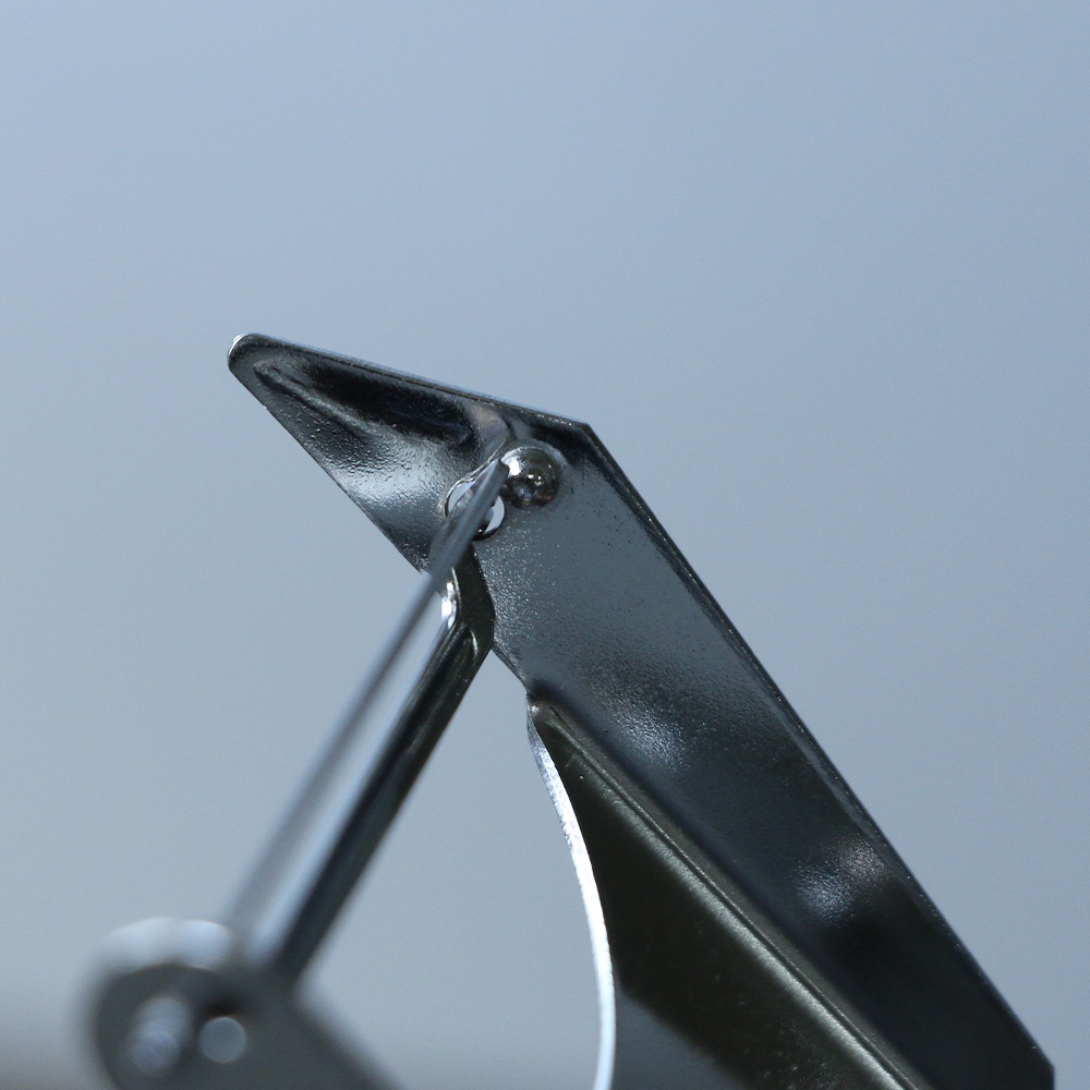 VEGET 不鏽鋼木柄削皮刀的刀頭特寫，展示了銀色不鏽鋼材質的鋒利刀片和轉軸結構，刀片呈V字形，表面光滑。