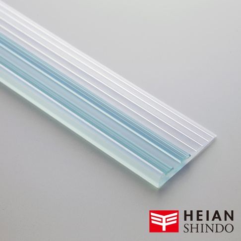 家具防倒固定墊 UEQ-304，為白色半透明材質，表面有規律的條紋，一側邊緣呈現淡藍色。