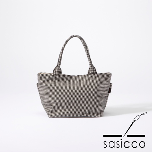 黑白格紋三河木綿刺子織手提托特包，M尺寸，有兩個側袋，搭配品牌logo。