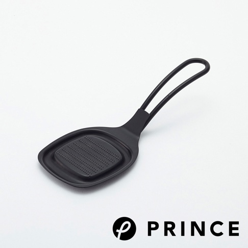 一個黑色的迷你磨泥器，帶有長柄和一個帶有細小孔洞的磨泥區域。