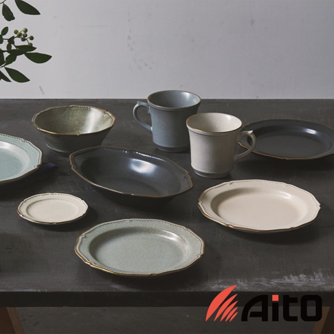 Aito Stitch 美濃燒金彩浮雕橢圓深盤，搭配同系列灰藍色馬克杯、灰白色馬克杯、灰綠色小圓盤、灰藍色大圓盤、灰白色橢圓盤、灰藍色橢圓深盤，擺放於黑色桌面上。