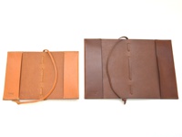 見開いた状態で・・・文庫本サイズ:横23×縦15.2(約/cm)、単行本サイズ:横30×19.5(約/cm)。上記サイズ内であれば、収納可能(※横は本の背部分の長さも含みます)。